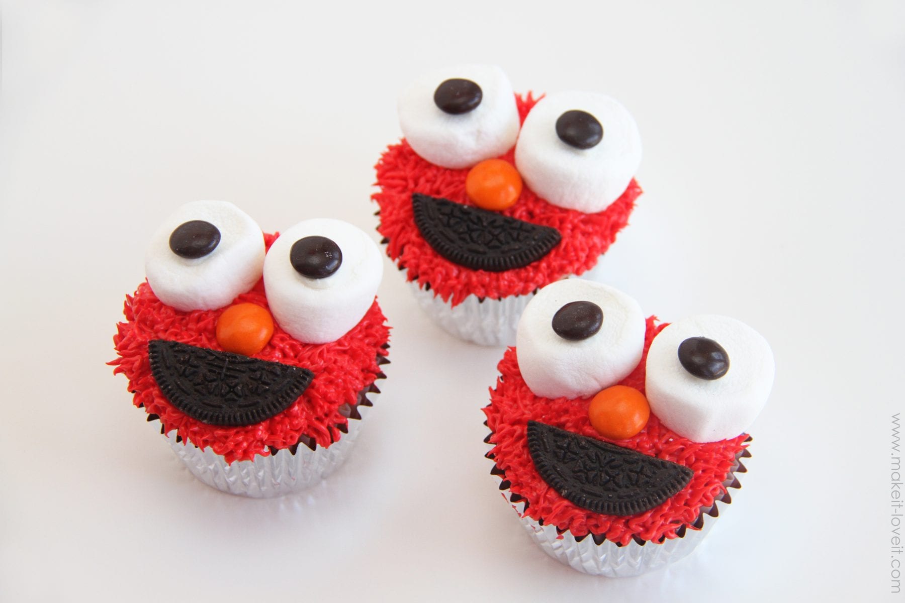 Elmo Cupcakes......you know you want one! :) | Make It and Love It